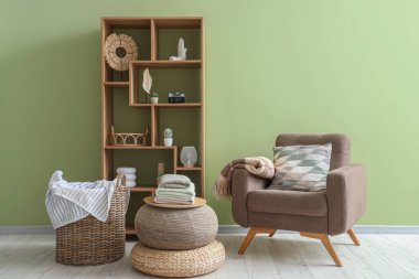 Oturma odasındaki masada bir yığın temiz yumuşak havlu var.