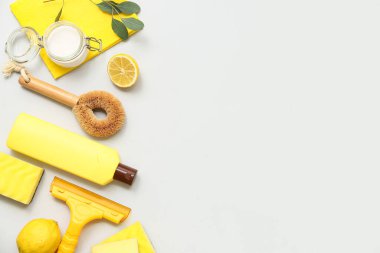 Gri arka planda doğal temizlik malzemesi bileşimi