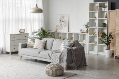 Rahat kanepesi, rafları ve çekmeceleri olan şık bir oturma odası.