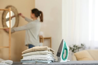 Evde demir ve temiz giysiler var.