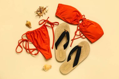 Mayolu terlikler ve bej arka planda deniz kabukları.