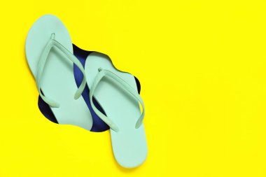 Renk kağıdındaki delikten görünen terlikleri döndür