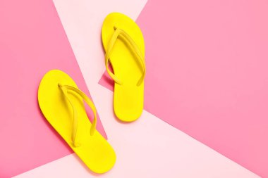 Renk arkaplanında sarı parmak arası terlikler