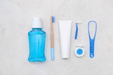 Hafif arkaplanda ağız temizliğine ayarlı