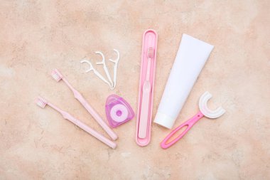 Turuncu grunge arka planda ağız temizliğine ayarlı.