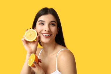 Renkli limon ve turuncu arkaplanı olan güzel genç bir kadın.