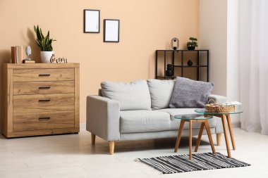 Oturma odasında rahat bir kanepe ve cam sehpa.