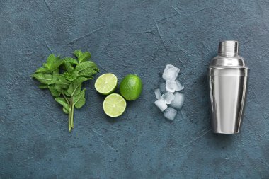 Mavi arkaplanda mojito için titretici ve malzemeler