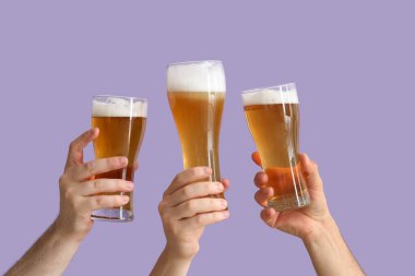 Leylak arkaplanda bira bardakları tutan eller