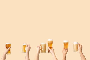 Bej arka planda bira bardakları tutan bir sürü el