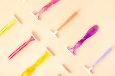 Bej arka planda farklı jiletler, yakın plan