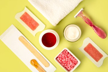 Yeşil arkaplanda saç dökülmesi için ayarlandı