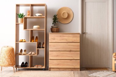 Çekmeceler ve raflar koridorun iç tarafında.