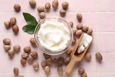 Cam kase ve pembe fayanslı fındıklı Shea yağı.