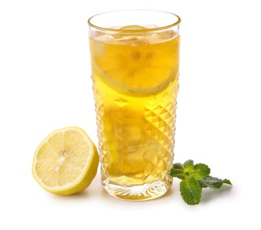 Limonlu ve buzlu çay, beyaz arka planda, yakın plan.