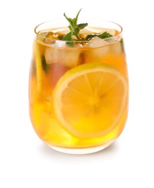 Beyaz arka planda limonlu lezzetli buzlu çay, yakın plan.