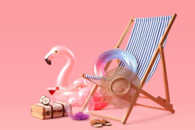 Şişirilebilir halkalar, güverte sandalyesi ve içinde hindistan cevizi olan bavul ve pembe arka planda kokteyl. Seyahat kavramı
