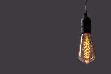 Koyu arkaplanda parlayan retro ampul