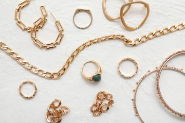 Aydınlık arkaplanda farklı tarz kadın mücevherleri, yakın plan.