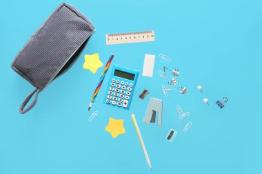 Mavi arka planda farklı okul kırtasiyesine sahip kalem kutusu