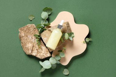 Taş, alçı sehpası ve yeşil arka planda gerekli okaliptüs yağı.