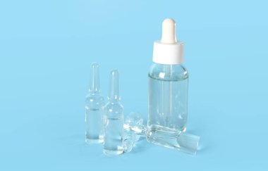 Mavi arka planda kozmetik şişesi olan cam ampüller.