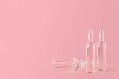 Pembe arka planda cam ampules