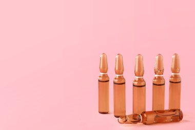 Pembe arka planda cam ampules