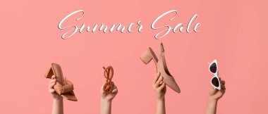 Yaz Satışı için poster, kadın eli şık aksesuarlar tutuyor.