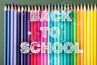 Yeşil arka planda renkli kalemler. Okula geri dön.