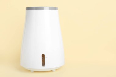 Bej arka planda modern nemlendirici