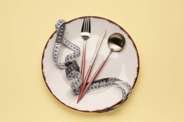 Sarı zemin üzerinde mezura ile tablo ayarı