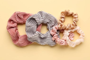 Renk arkaplanında farklı tokalar kümesi