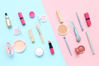Mavi ve pembe arkaplanda makyaj fırçaları ile dekoratif kozmetik ürünler