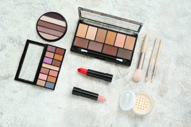 Göz farı ve grunge arka plan fırçaları ile dekoratif kozmetik