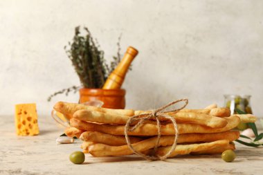 Bir avuç lezzetli İtalyan Grissini masada.