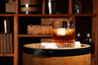 Depoda bir bardak soğuk rom var.