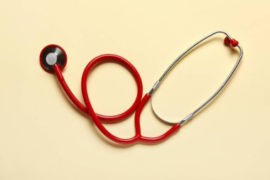 Bej arka planda modern steteskop