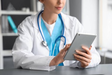 Ofiste tablet bilgisayar kullanan kadın doktor, yakın çekim