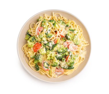 Beyaz arka planda brokoli, peynir ve domatesli lezzetli makarna.