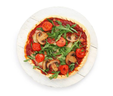 Beyaz arka planda domatesli, mantarlı ve roka aromalı lezzetli pizza.