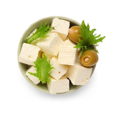 Lezzetli peynirli kase, beyaz arka planda salata yaprakları ve zeytin.