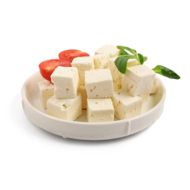 Beyaz arka planda lezzetli peynirli, domatesli ve salata yapraklı tabak.