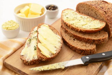 Beyaz arka planda taze tereyağlı tahta ekmek dilimleri.