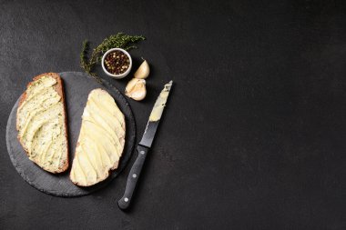 Taze tereyağlı, sarımsaklı ve biberli ekmek dilimleri.