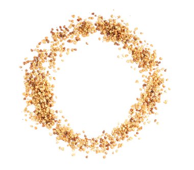 Beyaz zemin üzerinde çiğ karabuğday tanelerinden yapılmış çerçeve