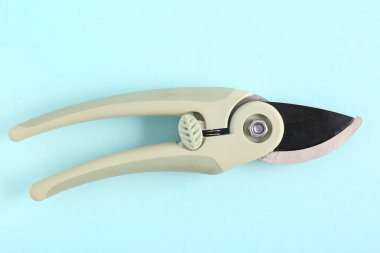 Mavi arka planda gri paraşütçüler