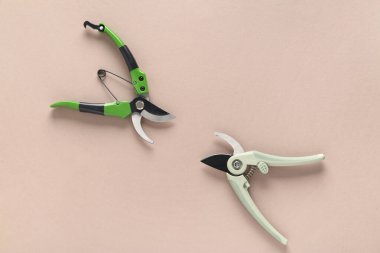 Kahverengi arkaplanda farklı kesitçiler