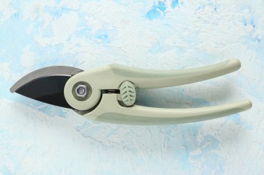 Mavi grunge arka planında gri kesitçiler