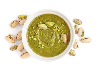 Fıstık ezmeli kase beyaz arkaplanda